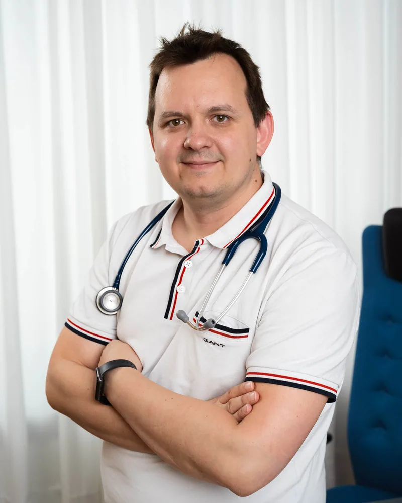 Dr. Helmut Steinbrecher with a stethoscope in his medical practice