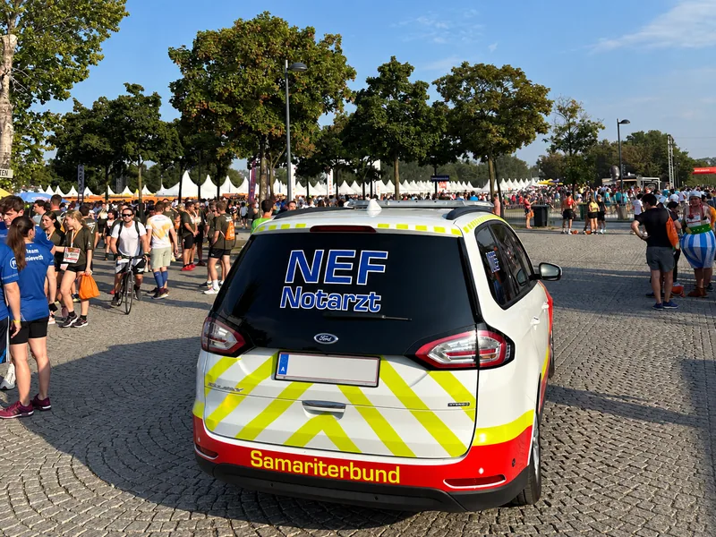 A Samariterbund emergency physician response vehicle at a running event